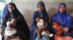 Nigerio moterys laukia paskiepyti savo vaikus (nuotr. SCANPIX)