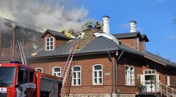 Šalčininkų rajone kilo gaisras Vilkiškių dvaro sodybos pastate (nuotr. Broniaus Jablonsko)