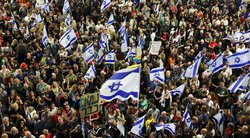 Tęsiasi protestai Tel Avive: „Visi Izraelio žmonės ir visas pasaulis nori, jog nustotų lietis kraujas“ (nuotr. SCANPIX)