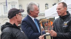 Vyčio Pauliukonio ir Audronio Gulbino kolekcijoje – penktoji Prezidento taurė. (nuotr. Organizatorių)