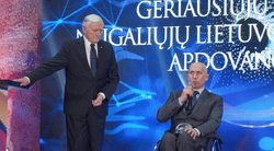 Prezidentas Valdas  Adamkus pirmąjį geriausiųjų 2018 m. neįgaliųjų sportininkų penketuko apdovanojimą įteikė Kęstučiui Skučui. Aldonos Milieškienės nuotr.  