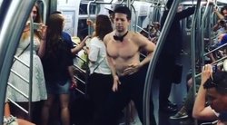 Vyro šokis metro (nuotr. iš vaizdo įrašo)