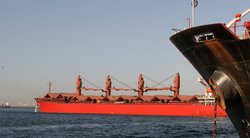 Raudonojoje jūroje nuskendo anksčiau Jemeno husių užpultas laivas (nuotr. SCANPIX)