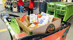 Iš „Iki“ atkeliauja beveik pusė „Maisto banką“ pasiekiančių produktų – tai 5,4 mln. porcijų maisto skurstantiems  