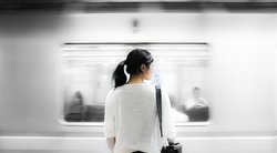 Moteris traukinių stotyje  