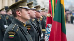Nepriklausomybės aikštėje iškilmingai pakelta Lietuvos vėliava (nuotr. Alfredo Pliadžio)