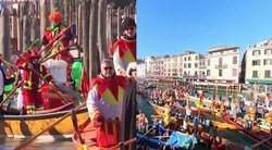 Pamatykite: spalvingos gondolos, balionai ir kaukėti žmonės pradėjo tradicinį Venecijos karnavalą (tv3.lt koliažas)