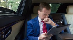 D. Medvedevas, jeigu dirbtų Kaliningrado administracijos kultūros skyriuje, negalėtų naudotis savo mėgiamu tviteriu (nuotr. SCANPIX)