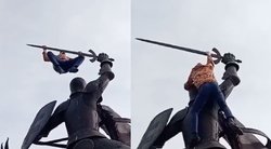 Nufilmuota, kaip Kaune ant Vyčio skulptūros užsiropštė vyras: ėmė daryti prisitraukimus (tv3.lt koliažas)