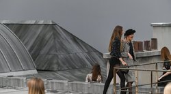 Gigi Hadid sutramdė įsibrovėlę „Chanel“ kolekcijos pristatyme (nuotr. SCANPIX)