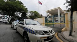 Įtempta situacija: Malaizijos pareigūnai apsupo Šiaurės Korėjos ambasadą ir nieko neišleidžia (nuotr. SCANPIX)
