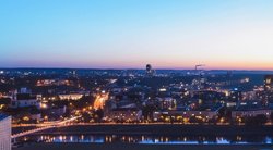 Vienas dangoraižis Vilniuje dienai atveria terasą lankytojams: lauks norinčių palydėti saulę 100 metrų aukštyje  