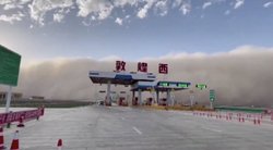 Kiniją sukaustė smėlio audra: žmonės strigo namuose (nuotr. stop kadras)