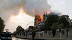 Ugnis negailestingai naikina Paryžiaus Dievo Motinos katedrą (nuotr. SCANPIX)