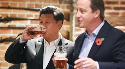 Ateini į barą alaus, o ten – Kinijos prezidentas su bokalu rankoje (nuotr. SCANPIX)