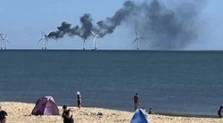 To dažnai neišvysi: Jungtinėje Karalystėje liepsnojo vėjo jėgainė  
