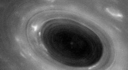 Iš pro Saturno žiedus pranirusio “Cassini“ daryta planetos atmosferos paviršiaus nuotrauka (nuotr. SCANPIX)