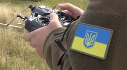 Ukrainiečiams kovoti su okupantais padeda ir lietuviai dronų kūrėjai: moko karius valdyti aparatus (nuotr. stop kadras)