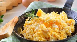 Šefas Oliveris ragina nedėti į kiaušinienę lietuvių pamilto produkto: jo ten nereikia (nuotr. Shutterstock.com)