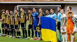 Futbolo akademijos „Šiauliai“ vadovai sukirto rankomis su komandą papildysiančiu ukrainiečiu (Žygimantas Gedvila/ BNS nuotr.)