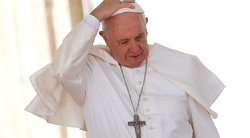 Kaliniams kojas plovęs popiežius: esu nusidėjėlis kaip ir jūs (nuotr. SCANPIX)