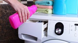 Į skalbimo mašiną įpylė šio skysčio: rūbai atrodo kaip nauji (nuotr. 123rf.com)
