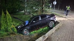Nemenčinėje iš žiedo išlėkęs automobilis įlėkė į namo kiemą (nuotr. Broniaus Jablonsko)