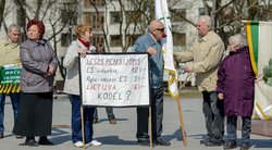 Pensininkai protestuoja reikalaudami didesnių pensijų (nuotr. Fotodiena.lt)