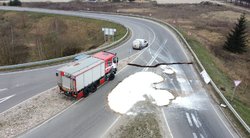 Iš sunkvežimio iškritusi dažų talpa išsiliejo ant kelio (nuotr. TV3)  
