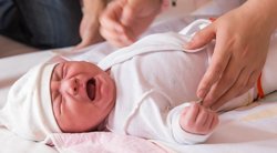 Verkiantis kūdikis (nuotr. Shutterstock.com)