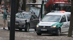 Pylimo gatvėje automobilis įlėkė į stotelę (nuotr. Broniaus Jablonsko)