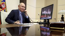 JAV žurnalistas Tuckeris Carlsonas patvirtino planuojąs surengti interviu su V. Putinu  (nuotr. SCANPIX)