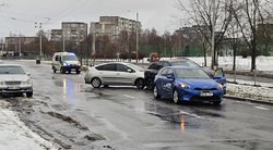 Dėl plikledžio Vilniuje Justiniškių gatvėje įvyko kelios avarijos (nuotr. Broniaus Jablonsko)