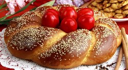 Raudoni kiaušiniai ir velykinė Tsoureki duona Graikijoje (nuotr. bendrovės)