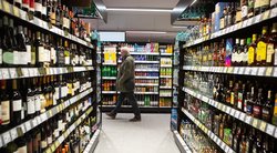 Gyventojai apie valdžios siūlymus uždrausti pardavinėti alkoholį sekmadieniais: „Kiekvienas žmogus turi spręsti teisę kada jam nupirkti“ BNS Foto