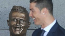 Iš Cristiano Ronaldo statulos juokiasi visas futbolo pasaulis (nuotr. Twitter)