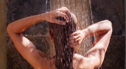 Išgirdusi, ką sesuo su vyru veikia duše, moteris pasibaisėjo: dabar nebesikalba  (nuotr. Shutterstock.com)