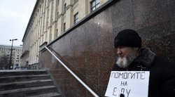 Benamis, prašantis pinigų maistui, šalia Rusijos ekonomikos plėtros ministerijos pastato (nuotr. SCANPIX)