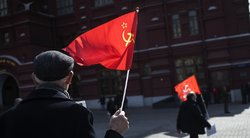 komunistų vėliava (nuotr. SCANPIX)