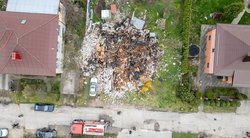 Namą su žeme sulyginęs sprogimas Garliavoje pridarė daug žalos kaimynams, o gelbėtojų radinys įvykio vietoje užminė ir mįslę  (Erikas Ovčarenko/ BNS nuotr.)