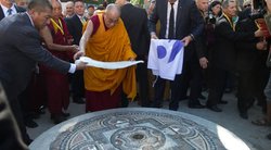 Dalai Lama Tibeto skvere atidengė „Mandalą“ (nuotr. Tv3.lt/Ruslano Kondratjevo)