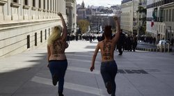 „Femen“ grįžo su trenksmu: Kanadoje apsaugininkai vaikėsi pusnuogę moterį (nuotr. SCANPIX)