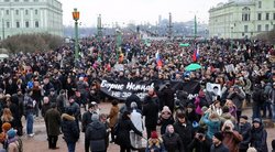 Sankt Peterburge tūkstančiai žmonių dalyvavo protesto eitynėse (nuotr. SCANPIX)