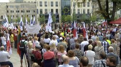 Dieveniškių protestuotojai siūlė alternatyvas nelegalų apgyvendinimui: Landsbergienės mokykla ir Nausėdos namas (nuotr. stop kadras)