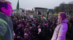 Dešimtys tūkstančių žmonių su G. Thunberg dalyvavo Amsterdamo klimato demonstracijoje (nuotr. SCANPIX)