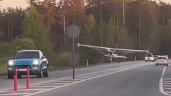 Latvijoje vidury judraus kelio priverstinai leidosi lėktuvas (nuotr. YouTube)