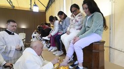Popiežius Didįjį Ketvirtadienį mazgojo kojas 12 kalinių (nuotr. Elta)