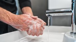 Nuo virusinių ligų apsaugos rankų plovimas: ar žinote, kaip taisyklingai jas plauti?  