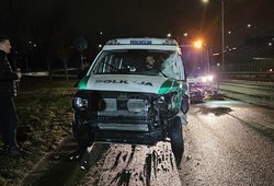 Naktinė avarija Vilniuje: policijos automobilis susidūrė su gatvių valymo mašina