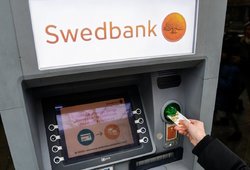 „Swedbank“ žinia klientams: nenustebkite, jei kortele neatsiskaitysite